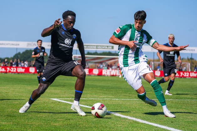 Kennedy Okpala (SC Paderborn 07, 10), Julian Malatini, Julian Malatini (Werder Bremen, 22), Deutschland: Fussball, Saison 2026 27, zweites Testspiel des Tages, 08.08.2026, Werder Bremen vs SC Paderborn 07, Stadion am Oyther Berg (Oythe, Vechta, Niedersachsen) Copyright: xLeonxFrickx