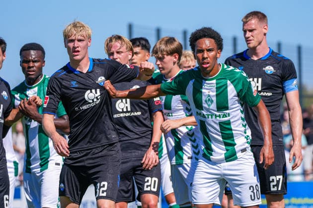 Paul Erevbenagie (Werder Bremen, 38), Lasse Eickel (SC Paderborn 07, 32), Deutschland: Fussball, Saison 2026 27, zweites Testspiel des Tages, 08.08.2026, Werder Bremen vs SC Paderborn 07, Stadion am Oyther Berg (Oythe, Vechta, Niedersachsen) Copyright: xLeonxFrickx