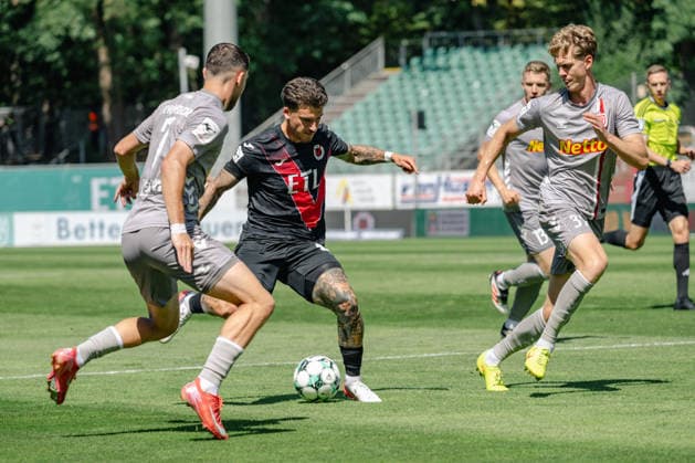 Zweikampf zwischen Oscar Schoenfelder (SSV Jahn Regensburg, 07) und Niklas Castelle (Viktoria Koeln, 44). FC Viktoria Koeln vs. SSV Jahn Regensburg, Fussball, 3. Liga, 01. Spieltag, Saison 2026 2027, 08.08.2026 DFL DFB Regulations prohibit any use of Photographs as image sequences and or Quasivideo FC Viktoria Koeln vs. SSV Jahn Regensburg, Fussball, 3. Liga, 01. Spieltag, Saison 2026 2027, 08.08.2026 Koeln Copyright: xEibner-Pressefoto ThomasxHaeslerx EP_THR