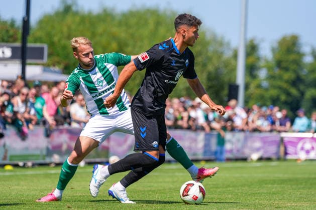 Stefano Marino (SC Paderborn 07, 30), Marco Grüll (Werder Bremen, 17), Deutschland: Fussball, Saison 2026 27, erstes Testspiel des Tages, 08.08.2026, Werder Bremen vs SC Paderborn 07, Stadion am Oyther Berg (Oythe, Vechta, Niedersachsen) Copyright: xLeonxFrickx