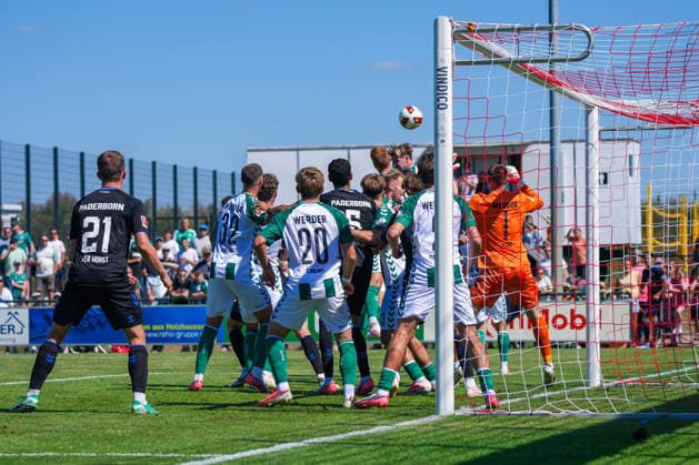 Eckball Karl Hein (Werder Bremen, 1), Santiago Castaneda (SC Paderborn 07, 5), Chuki (Werder Bremen, 20), Deutschland: Fussball, Saison 2026 27, erstes Testspiel des Tages, 08.08.2026, Werder Bremen vs SC Paderborn 07, Stadion am Oyther Berg (Oythe, Vechta, Niedersachsen) Copyright: xLeonxFrickx