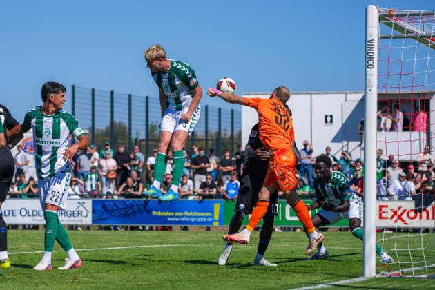 Alexander Schlager (Werder Bremen, 30), Oskar Wojcik, Oskar Wojcik (Werder Bremen, 3), Deutschland: Fussball, Saison 2026 27, zweites Testspiel des Tages, 08.08.2026, Werder Bremen vs SC Paderborn 07, Stadion am Oyther Berg (Oythe, Vechta, Niedersachsen) Copyright: xLeonxFrickx