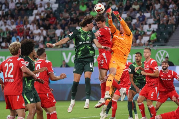 08.08.2026, xgox, Fussball, 2. Bundesliga, VfL Wolfsburg - 1. FC Kaiserslautern v.l. Fraser Hornby (Wolfsburg, 10) Jacob Rasmussen (Kaiserslautern, 14) Kamil Grabara (Wolfsburg, 1) Zweikampf, Duell, Kampf, tackle (DFL DFB REGULATIONS PROHIBIT ANY USE OF PHOTOGRAPHS as IMAGE SEQUENCES and or QUASI-VIDEO) Wolfsburg