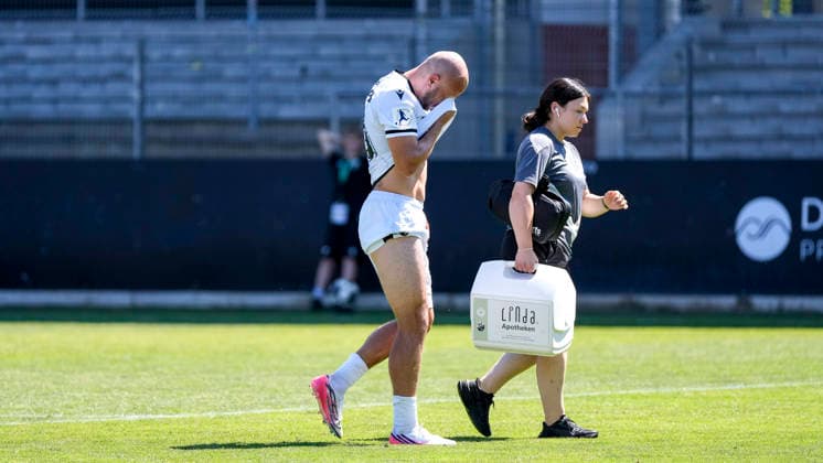 Felix Lohkemper (SVS, 10) hat sich verletzt und muss ausgewechselt werden, Ines Bechtel (Physiotherapeutin, SV Sandhausen) begleitet ihn vom Platz, verletzt, Verletzung, Verletzungspause, Action, Aktion, Spielszene, enttäuscht schauend, Enttäuschung, Frustration, disappointed, pessimistisch, 08.08.2026, Sandhausen (Deutschland), Fussball, Regionalliga Südwest, SV Sandhausen - TSV Steinbach Haiger