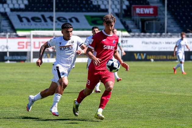 v.li.: Seyhan Yigit (SVS, 22), Max Lippert (Steinbach, 33), Zweikampf, Spielszene, Duell, duel, tackle, tackling, Dynamik, Action, Aktion, 08.08.2026, Sandhausen (Deutschland), Fussball, Regionalliga Südwest, SV Sandhausen - TSV Steinbach Haiger