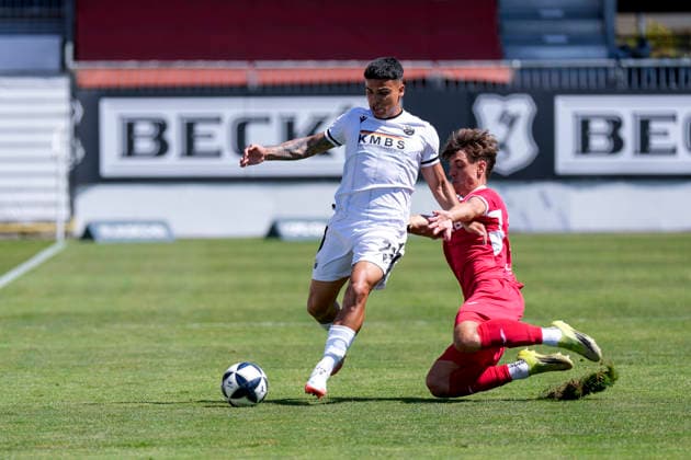 v.li.: Seyhan Yigit (SVS, 22), Max Lippert (Steinbach, 33), Zweikampf, Spielszene, Duell, duel, tackle, tackling, Dynamik, Action, Aktion, 08.08.2026, Sandhausen (Deutschland), Fussball, Regionalliga Südwest, SV Sandhausen - TSV Steinbach Haiger