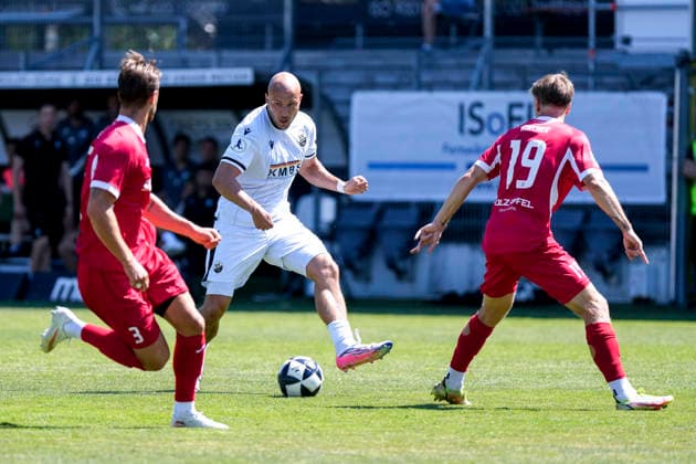v.li.: Nick Galle (Steinbach, 3), Felix Lohkemper (SVS, 10), Tim Kircher (Steinbach, 19), Zweikampf, Spielszene, Duell, duel, tackle, tackling, Dynamik, Action, Aktion, 08.08.2026, Sandhausen (Deutschland), Fussball, Regionalliga Südwest, SV Sandhausen - TSV Steinbach Haiger