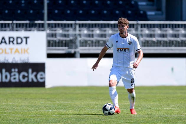 Niklas Tarnat (SVS, 6), am Ball, Freisteller, Ganzkörper, Einzelbild, Einzelfoto, Aktion, Action, 08.08.2026, Sandhausen (Deutschland), Fussball, Regionalliga Südwest, SV Sandhausen - TSV Steinbach Haiger