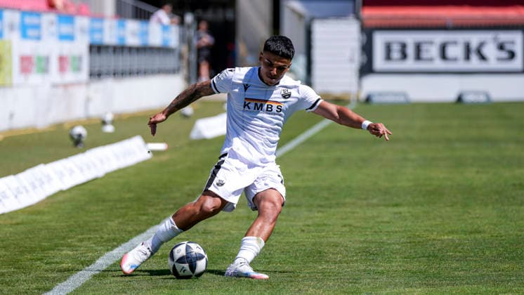 Seyhan Yigit (SVS, 22), am Ball, Freisteller, Ganzkörper, Einzelbild, Einzelfoto, Aktion, Action, 08.08.2026, Sandhausen (Deutschland), Fussball, Regionalliga Südwest, SV Sandhausen - TSV Steinbach Haiger