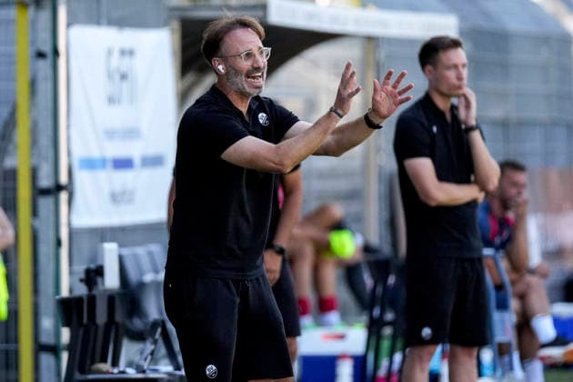 Benjamin Sachs (Co-Trainer, SVS), gibt Anweisungen, gestikuliert, mit den Armen gestikulieren, Einzelbild, Einzelfoto, Aktion, Action, 08.08.2026, Sandhausen (Deutschland), Fussball, Regionalliga Südwest, SV Sandhausen - TSV Steinbach Haiger