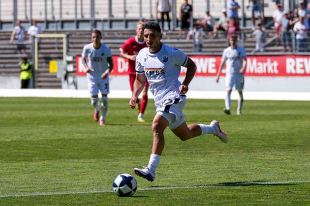 Arianit Ferati (SVS, 47), am Ball, Freisteller, Ganzkörper, Einzelbild, Einzelfoto, Aktion, Action, 08.08.2026, Sandhausen (Deutschland), Fussball, Regionalliga Südwest, SV Sandhausen - TSV Steinbach Haiger