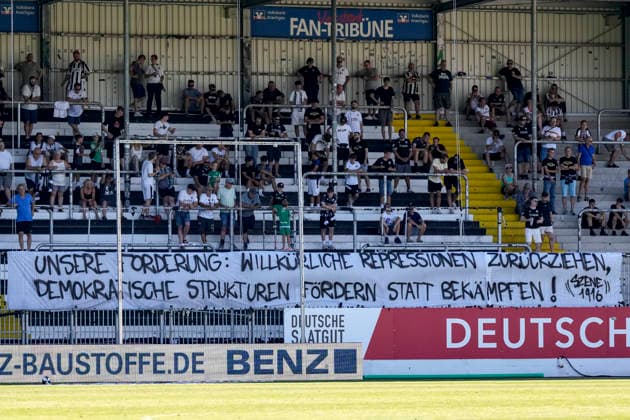 Die Fans vom SV Sandhausen haben die Unterstützung eingestellt und zeigen in der Fankurve ein Banner, Spruchband mit der Aufschrift: Unsere Forderung: Willkürliche Repressionen zurückziehen, demokratische Strukturen fördern statt bekämpfen, Fans, Ultras Publikum, Zuschauer, Stimmung, Atmosphäre, Stadion, Protest, Protestaktion, protestieren, Aktion, Action, 08.08.2026, Sandhausen (Deutschland), Fussball, Regionalliga Südwest, SV Sandhausen - TSV Steinbach Haiger