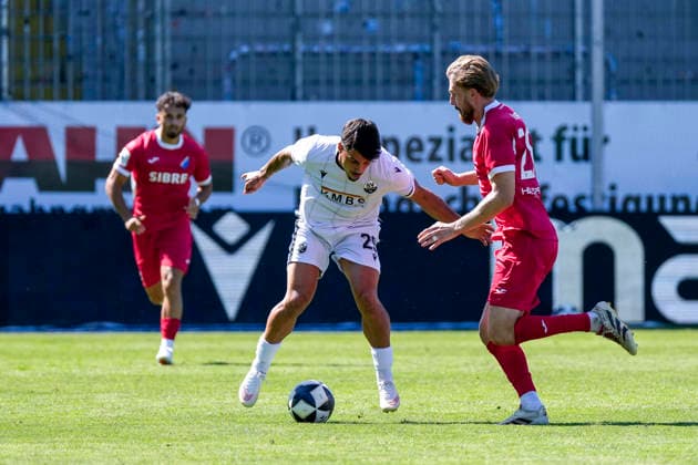 v.li.: Tasos Leonidis (SVS, 29), Ole Käuper (Steinbach, 28), Zweikampf, Spielszene, Duell, duel, tackle, tackling, Dynamik, Action, Aktion, 08.08.2026, Sandhausen (Deutschland), Fussball, Regionalliga Südwest, SV Sandhausen - TSV Steinbach Haiger