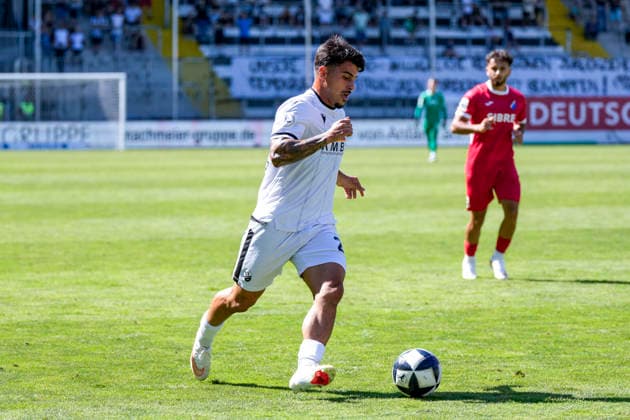 Tasos Leonidis (SVS, 29), am Ball, Freisteller, Ganzkörper, Einzelbild, Einzelfoto, Aktion, Action, 08.08.2026, Sandhausen (Deutschland), Fussball, Regionalliga Südwest, SV Sandhausen - TSV Steinbach Haiger