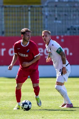 v.li.: Jahn Herrmann (Steinbach, 30), Marco Kehl-Gomez (SVS, 33), Zweikampf, Spielszene, Duell, duel, tackle, tackling, Dynamik, Action, Aktion, 08.08.2026, Sandhausen (Deutschland), Fussball, Regionalliga Südwest, SV Sandhausen - TSV Steinbach Haiger
