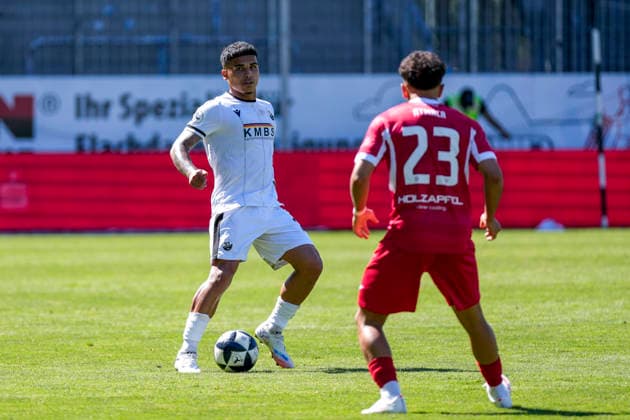 v.li.: Seyhan Yigit (SVS, 22), Kadi Atmaca (Steinbach, 23), Aktion, Action, Spielszene, 08.08.2026, Sandhausen (Deutschland), Fussball, Regionalliga Südwest, SV Sandhausen - TSV Steinbach Haiger