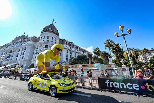 Ici, la caravane du Tour et le véhicule publicitaire du Crédit Lyonnais - 8ème étape du Tour de France Femmes avec Zwift avec l arrivée à Nice, le 8 août 2026. Les coureuses ont parcouru 172 km entre Sisteron et Nice et c est la Néerlandaise, championne d Europe, D.Vollering qui franchit la ligne d’arrivée en premier et reprend le maillot jaune à la Polonaise K.Niewiadoma (Canyon-SRAM), avec huit secondes d’avance. A Nice, sur le podium, elle est suivie par l’Italienne Elisa Longo Borghini et K.Niewiadoma. Bruno Bebert Bestimage The publicity caravan for Stage 8 of the Tour de France Femmes avec Zwift, finishing in Nice on August 8, 2026. The riders covered 172 km between Sisteron and Nice; Dutch rider and European champion D.Vollering crossed the finish line first, reclaiming the yellow jersey from Poland’s K.Niewiadoma (Canyon-SRAM) with an eight-second lead. On the podium in Nice, she was joined by Italy’s E.Longo Borghini and K.Niewiadoma. Nice France Copyright: xBrunoxBebertx xBestimagexBrunoxBebertx xBestimagex