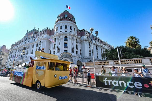 Ici, la caravane du Tour et le véhicule publicitaire Danette - 8ème étape du Tour de France Femmes avec Zwift avec l arrivée à Nice, le 8 août 2026. Les coureuses ont parcouru 172 km entre Sisteron et Nice et c est la Néerlandaise, championne d Europe, D.Vollering qui franchit la ligne d’arrivée en premier et reprend le maillot jaune à la Polonaise K.Niewiadoma (Canyon-SRAM), avec huit secondes d’avance. A Nice, sur le podium, elle est suivie par l’Italienne Elisa Longo Borghini et K.Niewiadoma. Bruno Bebert Bestimage The publicity caravan for Stage 8 of the Tour de France Femmes avec Zwift, finishing in Nice on August 8, 2026. The riders covered 172 km between Sisteron and Nice; Dutch rider and European champion D.Vollering crossed the finish line first, reclaiming the yellow jersey from Poland’s K.Niewiadoma (Canyon-SRAM) with an eight-second lead. On the podium in Nice, she was joined by Italy’s E.Longo Borghini and K.Niewiadoma. Nice France Copyright: xBrunoxBebertx xBestimagexBrunoxBebertx xBestimagex
