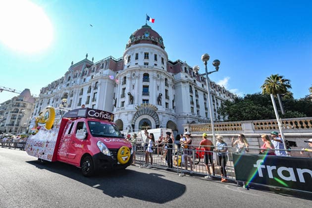 Ici, la caravane du Tour et le véhicule publicitaire Cofidis - 8ème étape du Tour de France Femmes avec Zwift avec l arrivée à Nice, le 8 août 2026. Les coureuses ont parcouru 172 km entre Sisteron et Nice et c est la Néerlandaise, championne d Europe, D.Vollering qui franchit la ligne d’arrivée en premier et reprend le maillot jaune à la Polonaise K.Niewiadoma (Canyon-SRAM), avec huit secondes d’avance. A Nice, sur le podium, elle est suivie par l’Italienne Elisa Longo Borghini et K.Niewiadoma. Bruno Bebert Bestimage The publicity caravan for Stage 8 of the Tour de France Femmes avec Zwift, finishing in Nice on August 8, 2026. The riders covered 172 km between Sisteron and Nice; Dutch rider and European champion D.Vollering crossed the finish line first, reclaiming the yellow jersey from Poland’s K.Niewiadoma (Canyon-SRAM) with an eight-second lead. On the podium in Nice, she was joined by Italy’s E.Longo Borghini and K.Niewiadoma. Nice France Copyright: xBrunoxBebertx xBestimagexBrunoxBebertx xBestimagex