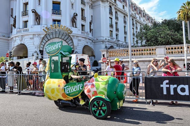 Ici, la caravane du Tour et le véhicule publicitaire des sirops Teisseire - 8ème étape du Tour de France Femmes avec Zwift avec l arrivée à Nice, le 8 août 2026. Les coureuses ont parcouru 172 km entre Sisteron et Nice et c est la Néerlandaise, championne d Europe, D.Vollering qui franchit la ligne d’arrivée en premier et reprend le maillot jaune à la Polonaise K.Niewiadoma (Canyon-SRAM), avec huit secondes d’avance. A Nice, sur le podium, elle est suivie par l’Italienne Elisa Longo Borghini et K.Niewiadoma. Bruno Bebert Bestimage The publicity caravan for Stage 8 of the Tour de France Femmes avec Zwift, finishing in Nice on August 8, 2026. The riders covered 172 km between Sisteron and Nice; Dutch rider and European champion D.Vollering crossed the finish line first, reclaiming the yellow jersey from Poland’s K.Niewiadoma (Canyon-SRAM) with an eight-second lead. On the podium in Nice, she was joined by Italy’s E.Longo Borghini and K.Niewiadoma. Nice France Copyright: xBrunoxBebertx xBestimagexBrunoxBebertx xBestimagex
