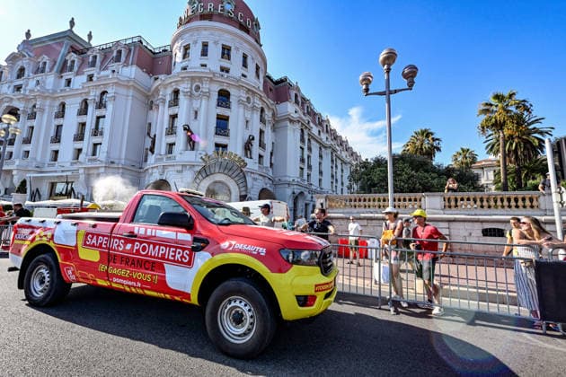Ici, la caravane du Tour et le véhicule des pompiers - 8ème étape du Tour de France Femmes avec Zwift avec l arrivée à Nice, le 8 août 2026. Les coureuses ont parcouru 172 km entre Sisteron et Nice et c est la Néerlandaise, championne d Europe, D.Vollering qui franchit la ligne d’arrivée en premier et reprend le maillot jaune à la Polonaise K.Niewiadoma (Canyon-SRAM), avec huit secondes d’avance. A Nice, sur le podium, elle est suivie par l’Italienne Elisa Longo Borghini et K.Niewiadoma. Bruno Bebert Bestimage The publicity caravan for Stage 8 of the Tour de France Femmes avec Zwift, finishing in Nice on August 8, 2026. The riders covered 172 km between Sisteron and Nice; Dutch rider and European champion D.Vollering crossed the finish line first, reclaiming the yellow jersey from Poland’s K.Niewiadoma (Canyon-SRAM) with an eight-second lead. On the podium in Nice, she was joined by Italy’s E.Longo Borghini and K.Niewiadoma. Nice France Copyright: xBrunoxBebertx xBestimagexBrunoxBebertx xBestimagex