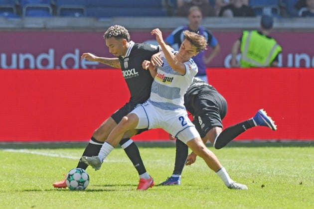Simon Symalla ( MSV Duisburg, 23 ) im Zweikampf mit Oliver Issa Schmitt ( SV Meppen 1912, 7 ). GER, MSV Duisburg vs SV Meppen 1912, Fussball, 3. Liga, 1. Spieltag, Spielzeit 2026 2027, 08.08.2026 DFL DFB REGULATIONS PROHIBIT ANY USE OF PHOTOGRAPHS AS IMAGE SEQUENCES AND OR QUASI-VIDEO GER, MSV Duisburg vs SV Meppen 1912, Fussball, 3. Liga, 1. Spieltag, Spielzeit 2026 2027, 08.08.2026 Duisburg Copyright: xEibner-Pressefoto ThomasxThienelx EP_TTL