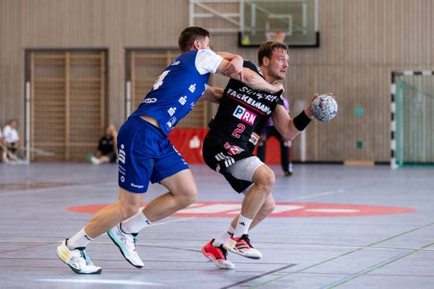 Georg POEHLE (HBW Balingen-Weilstetten, 94) im Zweikampf gegen Frieder BANDLOW (HC Erlangen, 02) GER, HBW Balingen-Weilstetten vs. HC Erlangen, Handball, Vorbereitung, Turnier, S-Cup Altensteig, Spiel um Platz 3, Spielzeit 2026 2027, 09.08.2026, GER, HBW Balingen-Weilstetten vs. HC Erlangen, Handball, Vorbereitung, Turnier, S-Cup Altensteig, Spiel um Platz 3, Spielzeit 2026 2027, 09.08.2026, Altensteig Copyright: xEibnerxPressefoto OliverxSchmidtx EP_OST