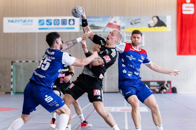 Csaba LEIMETER (HBW Balingen-Weilstetten, 55) im Zweikampf gegen Marek NISSEN (HC Erlangen, 06) GER, HBW Balingen-Weilstetten vs. HC Erlangen, Handball, Vorbereitung, Turnier, S-Cup Altensteig, Spiel um Platz 3, Spielzeit 2026 2027, 09.08.2026, GER, HBW Balingen-Weilstetten vs. HC Erlangen, Handball, Vorbereitung, Turnier, S-Cup Altensteig, Spiel um Platz 3, Spielzeit 2026 2027, 09.08.2026, Altensteig Copyright: xEibnerxPressefoto OliverxSchmidtx EP_OST