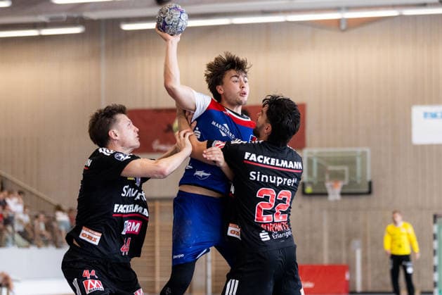 Elias HUBER (HBW Balingen-Weilstetten, 07) im Zweikampf gegen Christoph STEINERT (HC Erlangen, 44) und Eloy Morante MALDONADO (HC Erlangen, 22) GER, HBW Balingen-Weilstetten vs. HC Erlangen, Handball, Vorbereitung, Turnier, S-Cup Altensteig, Spiel um Platz 3, Spielzeit 2026 2027, 09.08.2026, GER, HBW Balingen-Weilstetten vs. HC Erlangen, Handball, Vorbereitung, Turnier, S-Cup Altensteig, Spiel um Platz 3, Spielzeit 2026 2027, 09.08.2026, Altensteig Copyright: xEibnerxPressefoto OliverxSchmidtx EP_OST