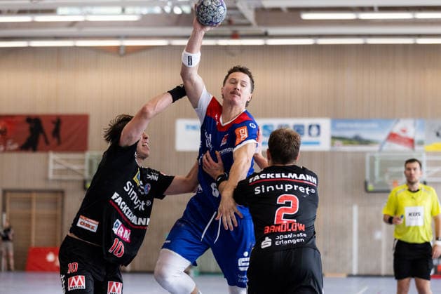 Mex RAGUSE (HBW Balingen-Weilstetten, 06) im Zweikampf gegen Florian SCHEERER (HC Erlangen, 10) und Frieder BANDLOW (HC Erlangen, 02) GER, HBW Balingen-Weilstetten vs. HC Erlangen, Handball, Vorbereitung, Turnier, S-Cup Altensteig, Spiel um Platz 3, Spielzeit 2026 2027, 09.08.2026, GER, HBW Balingen-Weilstetten vs. HC Erlangen, Handball, Vorbereitung, Turnier, S-Cup Altensteig, Spiel um Platz 3, Spielzeit 2026 2027, 09.08.2026, Altensteig Copyright: xEibnerxPressefoto OliverxSchmidtx EP_OST