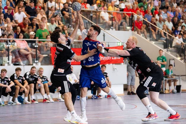 Csaba LEIMETER (HBW Balingen-Weilstetten, 55) im Zweikampf gegen Lucca BIALOWAS (HC Erlangen, 37) und Sebastian FIRNHABER (HC Erlangen, 18) GER, HBW Balingen-Weilstetten vs. HC Erlangen, Handball, Vorbereitung, Turnier, S-Cup Altensteig, Spiel um Platz 3, Spielzeit 2026 2027, 09.08.2026, GER, HBW Balingen-Weilstetten vs. HC Erlangen, Handball, Vorbereitung, Turnier, S-Cup Altensteig, Spiel um Platz 3, Spielzeit 2026 2027, 09.08.2026, Altensteig Copyright: xEibnerxPressefoto OliverxSchmidtx EP_OST
