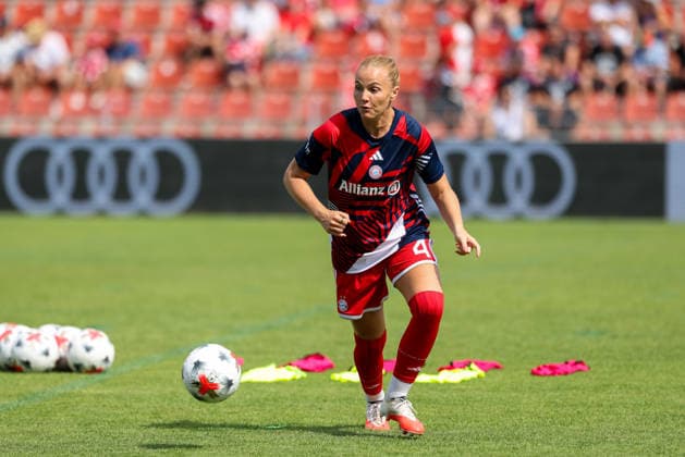Glodis Perla Viggosdottir (FC Bayern Muenchen, 04) beim Aufwaermen vor dem Spiel, GER, FC Bayern Muenchen vs. Paris FC, Fussball, Testspiel, Saison 2026 2027, 09.08.2026, GER, FC Bayern Muenchen vs. Paris FC, Fussball, Testspiel, Saison 2026 2027, 09.08.2026 Unterhaching Copyright: xEibner-Pressefoto JennixMaulx EP_JML