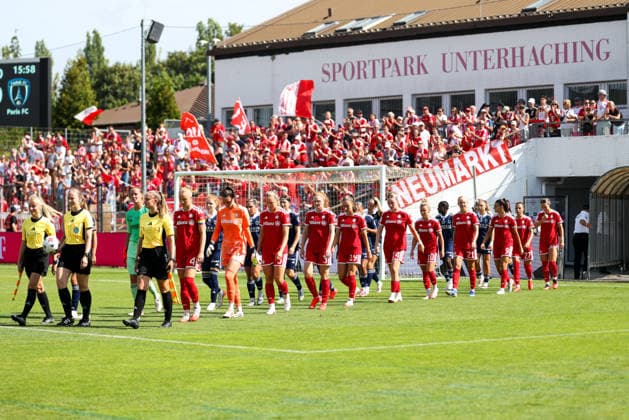 Die Spielerinnen laufen in den Sportpark Unterhaching ein, GER, FC Bayern Muenchen vs. Paris FC, Fussball, Testspiel, Saison 2026 2027, 09.08.2026, GER, FC Bayern Muenchen vs. Paris FC, Fussball, Testspiel, Saison 2026 2027, 09.08.2026 Unterhaching Copyright: xEibner-Pressefoto JennixMaulx EP_JML