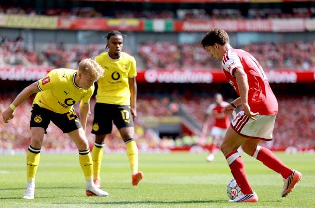 Christos Tzolis of Arsenal in action against Daniel Svensson of Borussia Dortmund Arsenal v Borussia Dortmund, Pre Season Friendly, Football, Emirates Stadium, London, UK - 09 Aug 2026London Emirates Stadium United Kingdom EDITORIAL USE ONLY No use with unauthorised audio, video, data, fixture lists, club league logos or live services. Online in-match use limited to 120 images, no video emulation. No use in betting, games or single club league player publications. Copyright: xGeorgexTewkesbury Shutterstockx 17051143an