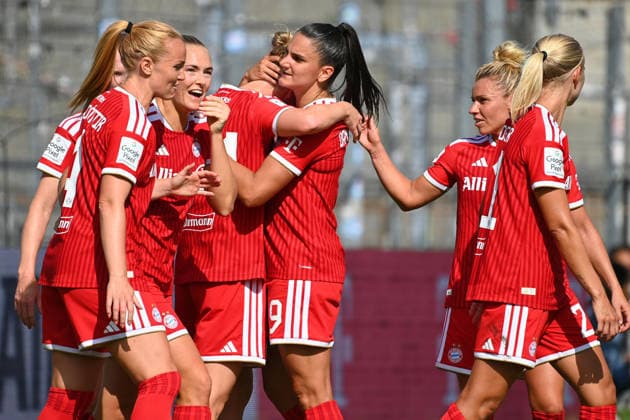 kollektiver Torjubel mit Glodis Perla VIGGOSDOTTIR (FCB), Magdalena ERIKSSON (FCB), Alara SEHITLER (FCB),Jovana DAMNJANOVIC (FCB),Linda DALLMANN (FCB), Pernile HARDER (FCB), Jubel,Freude,Begeisterung, Fussball Testspiel Bayern Muenchen Frauen - Paris FC am 09.08.2026 im Sportpark Unterhaching Saison 2026 2027,