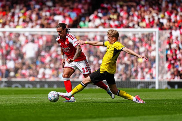 Riccardo Calafiori (FC Arsenal, 33), Daniel Svensson (Borussia Dortmund, 24) GER, FC Arsenal vs. Borussia Dortmund, Fußball, Emirates Cup 2026, Saison 2026 2027, 09.08.2026 GER, FC Arsenal vs. Borussia Dortmund, Fußball, Emirates Cup 2026, Saison 2026 2027, 09.08.2026 London Copyright: xEibner-Pressefoto MarcelxvonxFehrnx EP_MFN_P