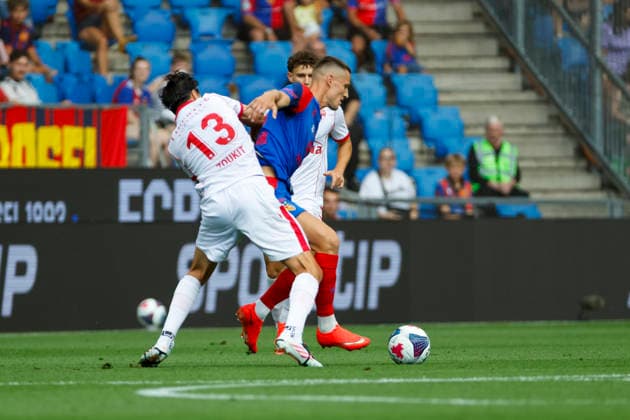 Nassim Zoukit (FC Thun, 13) und Zan Celar (FC Basel, 09) im Zweikampf , Schweiz, Fussball, Super League, 3.Spieltag, 2026 2027, FC Basel 1893 vs. FC Thun, 09.08.2026, Basel Sankt Jakob Park Schweiz Copyright: xGrantxHubbsx