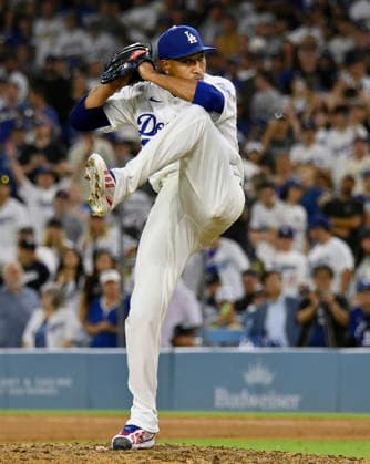 Los Angeles Dodgers closing pitcher Edwin Diaz winds up to deliver against the Kansas City Royals at Dodger Stadium in Los Angeles on Monday, August 10, 2026. LAP2026081004 JIMxRUYMEN