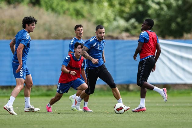 Falko Michel (M.,1. FC Magdeburg,21) gegen v.l. Anselmo Garcia Mac Nulty (1. FC Magdeburg,3), Doyoung Yoon (1. FC Magdeburg,27), Pierre Nadjombe (1. FC Magdeburg,28) - 2. Fußball Bundesliga Saison 2026-2027 1. FC Magdeburg Training an der Avnet Arena in Magdeburg - Fußball,Mann,Männer,Deutschland,11.08.2026