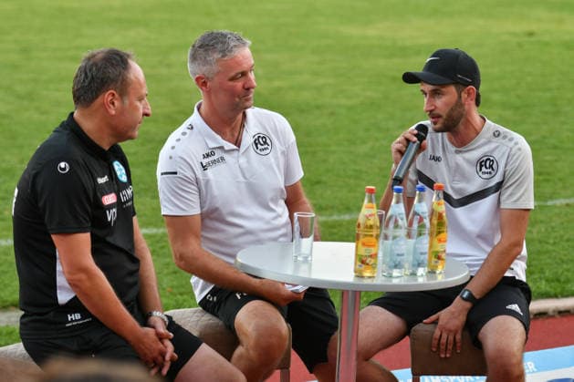 Pressekonferenz, von links Holger Bachthaler (SV Stuttgarter Kickers, Trainer), Moderator Frank Eberle, Marc Mutschler (FC Rottenburg, Trainer) FC Rottenburg vs. SV Stuttgarter Kickers ,Fussball, WFV-Pokal, Gruppe 3, 3. Runde, Wuerttemberg, Saison 2026 2027, 11.08.2026, FC Rottenburg vs. SV Stuttgarter Kickers ,Fussball, WFV-Pokal, Gruppe 3, 3. Runde, Wuerttemberg, Saison 2026 2027, 11.08.2026 Rottenburg am Neckar Copyright: xEibner-Pressefoto RalphxKunzex EP_RKE