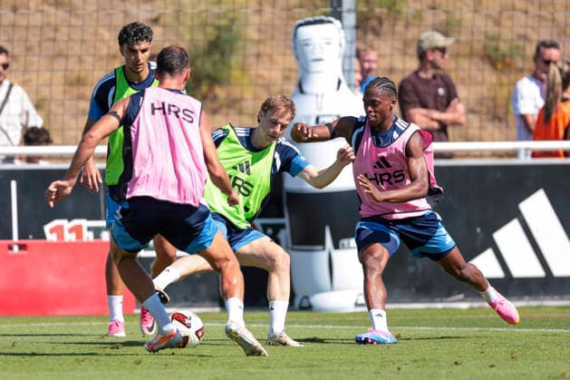 12.08.2026, Fussball, Training des FC Schalke 04. v. l. Finn Porath (FC Schalke 04), Junior Adamu (FC Schalke 04). Gelsenkirchen Trainingsgelände FC Schalke 04 NRW Deutschland xRHR-FOTO YYx Copyright: RHR-FOTOx RHR-FOTO YY