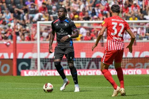 Jaydee Canvot (Crystal Palace FC, 06) am Ball und vor Vincenzo Grifo (SC Freiburg, 32) GER, SC Freiburg vs Crystal Palace FC, Fussball, Testspiel, , Saison 2026 2027, 15.08.2026 GER, SC Freiburg vs Crystal Palace FC, Fussball, Testspiel, , Saison 2026 2027, 15.08.2026 Freiburg Copyright: xEibner-Pressefotox EP_THS