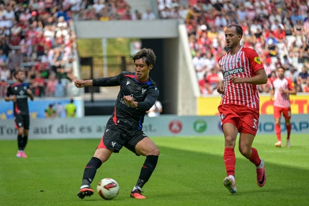 Daichi Kamada (Crystal Palace FC, 18) mit Ball, Max Rosenfelder (SC Freiburg, 37) GER, SC Freiburg vs Crystal Palace FC, Fussball, Testspiel, , Saison 2026 2027, 15.08.2026 GER, SC Freiburg vs Crystal Palace FC, Fussball, Testspiel, , Saison 2026 2027, 15.08.2026 Freiburg Copyright: xEibner-Pressefotox EP_THS