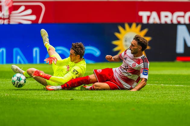 Lukas Petersson (TSG Hoffenheim II, 01) mit einer Rettungsaktion gegen den graetschenden Fabian Schleusener (Fortuna Düsseldorf, 24) Fortuna Duesseldorf vs. TSG Hoffenheim II, Fussball, 3.Liga, 02.Spieltag, Saison 2026 27, 15.08.2026, DFL REGULATIONS PROHIBIT ANY USE OF PHOTOGRAPHS AS IMAGE SEQUENCES AND OR QUASI-VIDEO, Fortuna Duesseldorf vs. TSG Hoffenheim II, Fussball, 3.Liga, 2.Spieltag, Saison 2026 27, 15.08.2026 Düsseldorf Copyright: xEibner-Pressefoto LukasxBaldygax EP_LBA