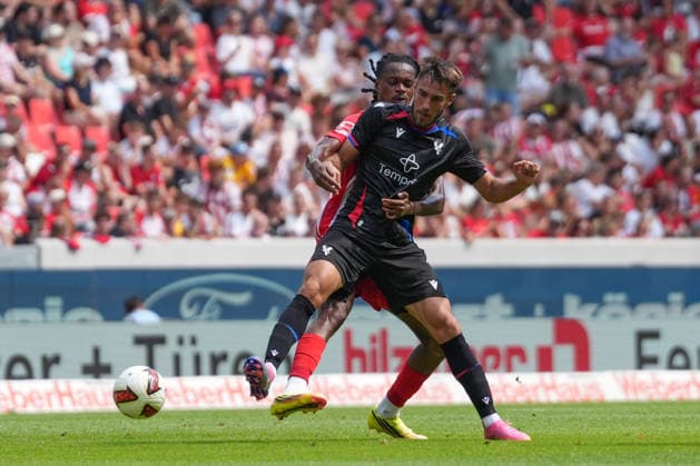 Oscar Mingueza (Crystal Palace, 30) im Zweikampf mit Jordy Makengo (SC Freiburg, 33) , Deutschland, Fussball, Testspiel, Saisoneröffnung, SC Freiburg vs. Crystal Palace, 15.08.2026, Europa-Park Stadion, Freiburg Freiburg Europa-Park Stadion Baden-Wuerttemberg Deutschland Copyright: xArnexAmbergx