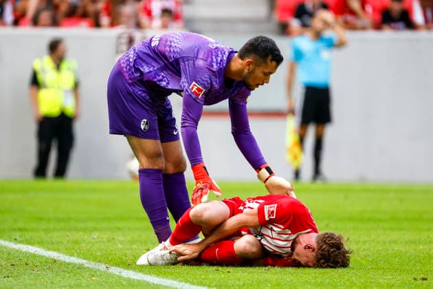 Philipp Treu (SC Freiburg, 29) verletzt am Boden, mit Mio Backhaus (SC Freiburg, 01) , Deutschland, Fussball, Testspiel, 2026 2027, SC Freiburg vs. Crystal Palace, 15.08.2026, Freiburg im Breisgau Europa-Park Stadion Deutschland Copyright: xGrantxHubbsx