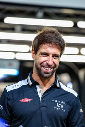 Antonio Felix da Costa (Jaguar TCS Racing, 13) freut sich, Freude, Lachen, laecheln bei der Autogrammstunde, ABB FIA Formula E World Championship, WM, Weltmeisterschaft London e-Prix 2026, Vereinigtes Koenigreich, Saison 12 2025 26, Runde 16, 15.07.2026, ABB FIA Formula E World Championship, London e-Prix 2026, Vereinigtes Koenigreich, Saison 12 2025 26, Runde 16, 15.07.2026 London Copyright: xEibner-Pressefoto LauraxRoemerx EP_LRR