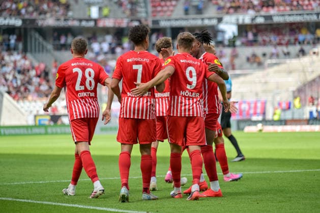 Jubel nach dem Tor zum 2:0 durch Lucas Hoeler (SC Freiburg, 09) mit Patrick Osterhage (SC Freiburg, 06) und Derry Scherhant (SC Freiburg, 07), Jordy Makengo (SC Freiburg, 33) GER, SC Freiburg vs Crystal Palace FC, Fussball, Testspiel, , Saison 2026 2027, 15.08.2026 GER, SC Freiburg vs Crystal Palace FC, Fussball, Testspiel, , Saison 2026 2027, 15.08.2026 Freiburg Copyright: xEibner-Pressefotox EP_THS