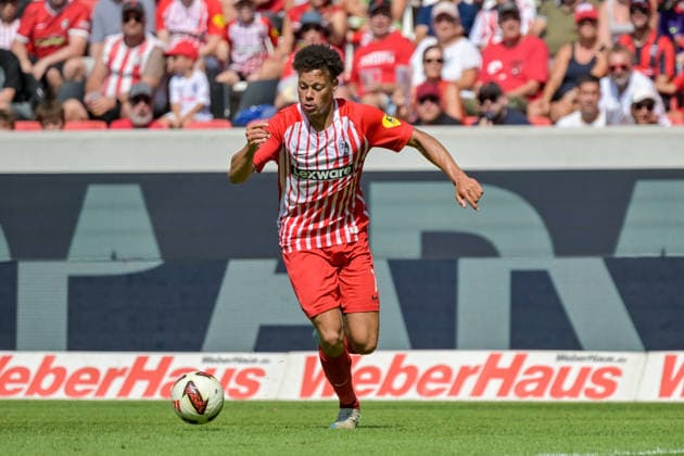 Derry Scherhant (SC Freiburg, 07) mit Ball. GER, SC Freiburg vs Crystal Palace FC, Fussball, Testspiel, , Saison 2026 2027, 15.08.2026 GER, SC Freiburg vs Crystal Palace FC, Fussball, Testspiel, , Saison 2026 2027, 15.08.2026 Freiburg Copyright: xEibner-Pressefotox EP_THS