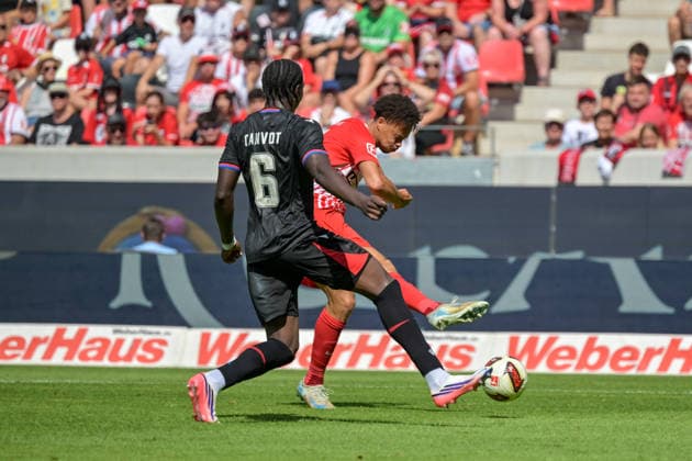 Derry Scherhant (SC Freiburg, 07) mit Ball beim Abschluus vor Jaydee Canvot (Crystal Palace FC, 06) GER, SC Freiburg vs Crystal Palace FC, Fussball, Testspiel, , Saison 2026 2027, 15.08.2026 GER, SC Freiburg vs Crystal Palace FC, Fussball, Testspiel, , Saison 2026 2027, 15.08.2026 Freiburg Copyright: xEibner-Pressefotox EP_THS